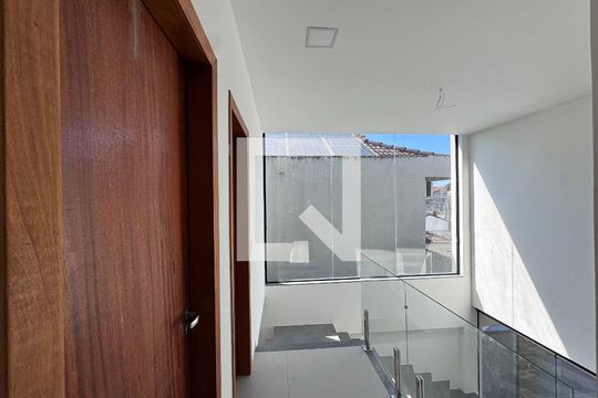 Hall dormitórios de casa de condomínio para alugar com 3 quartos, 227m² em Vargem Pequena, Rio de Janeiro