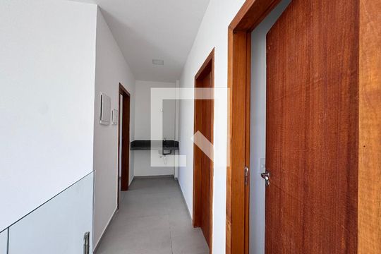Hall dormitórios de casa de condomínio para alugar com 3 quartos, 227m² em Vargem Pequena, Rio de Janeiro