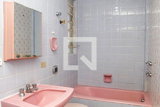 Banheiro  de apartamento para alugar com 2 quartos, 80m² em Centro Histórico, Porto Alegre