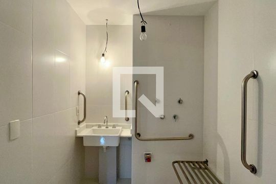 Banheiro de kitnet/studio para alugar com 1 quarto, 28m² em Perdizes, São Paulo