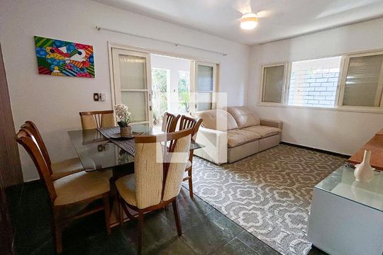 Sala de casa para alugar com 4 quartos, 479m² em Centro, Rio das Ostras