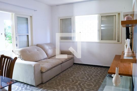 Sala de casa para alugar com 4 quartos, 479m² em Centro, Rio das Ostras