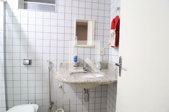 Banheiro de apartamento para alugar com 1 quarto, 50m² em Centro, Uberlândia