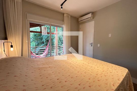 Suíte  de casa de condomínio para alugar com 2 quartos, 100m² em Itacorubi, Florianópolis