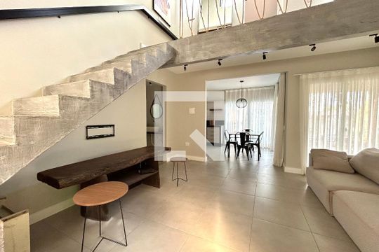 Sala  de casa de condomínio para alugar com 2 quartos, 100m² em Itacorubi, Florianópolis