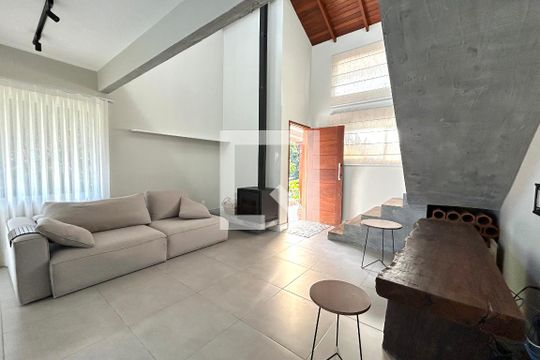 Sala  de casa de condomínio para alugar com 2 quartos, 100m² em Itacorubi, Florianópolis