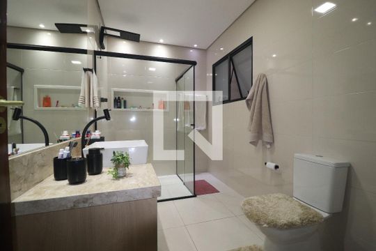 Banheiro Quarto 1 suíte de casa para alugar com 3 quartos, 293m² em Jardim Santo Alberto, Santo André