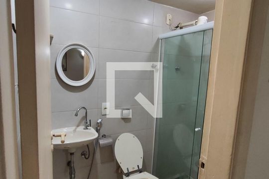 Banheiro de kitnet/studio para alugar com 1 quarto, 25m² em Copacabana, Rio de Janeiro