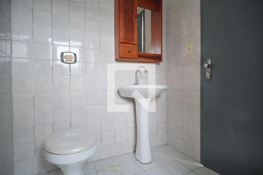 Banheiro social de kitnet/studio para alugar com 1 quarto, 37m² em Centro, São Leopoldo