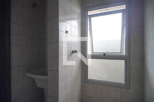 Banheiro de kitnet/studio para alugar com 1 quarto, 28m² em Centro, São Leopoldo