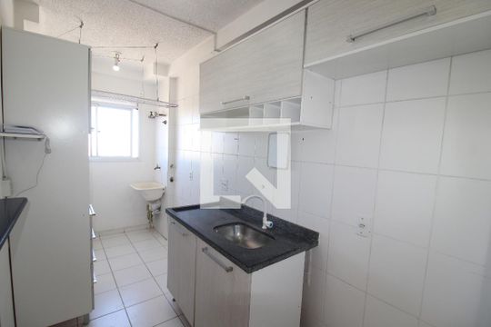 Sala / Cozinha de apartamento para alugar com 2 quartos, 49m² em Vila Roque, São Paulo