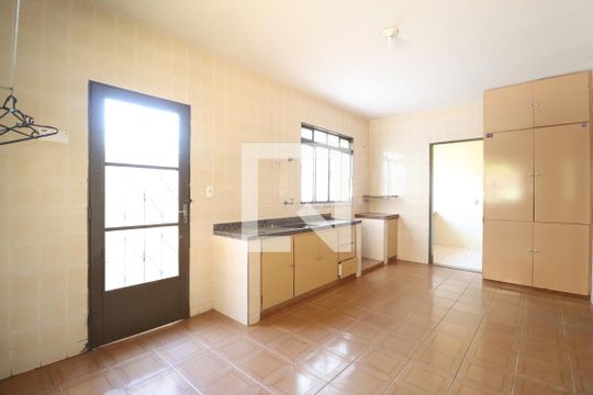 Cozinha de casa para alugar com 5 quartos, 250m² em Nossa Senhora Aparecida, Uberlândia