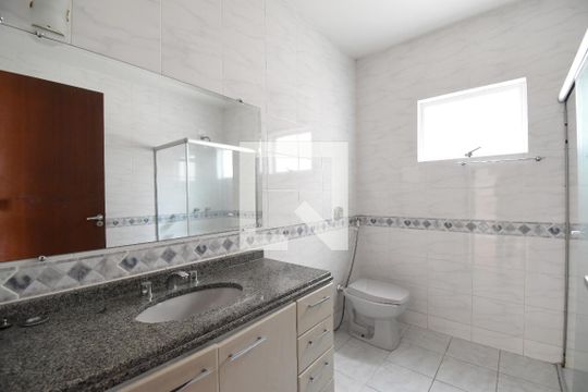 Banheiro da Suíte de casa de condomínio à venda com 3 quartos, 120m² em Bacacheri, Curitiba
