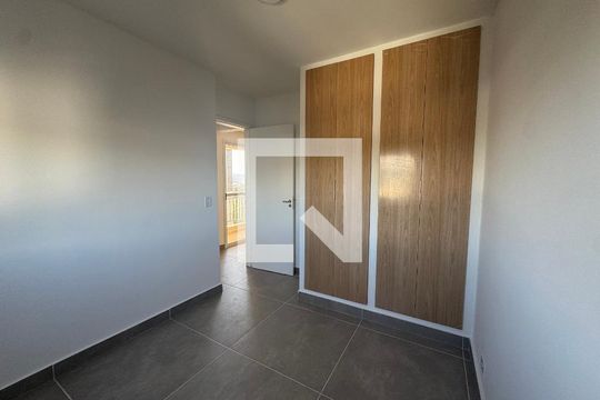 Quarto 2 de apartamento para alugar com 2 quartos, 45m² em Vila Osasco, Osasco