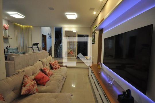 Sala de casa à venda com 3 quartos, 253m² em Horto Florestal, São Paulo