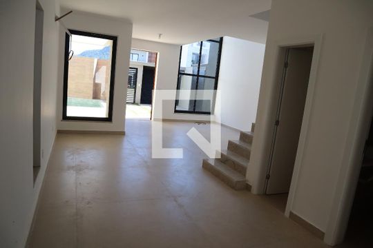 SALA de casa à venda com 4 quartos, 250m² em Vargem Pequena, Rio de Janeiro
