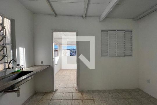 Cozinha de casa para alugar com 1 quarto, 55m² em Novo Glória, Belo Horizonte