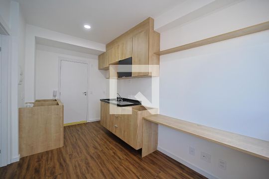 Sala/Cozinha e Área de Serviço de apartamento para alugar com 1 quarto, 28m² em Vila Guilhermina, São Paulo