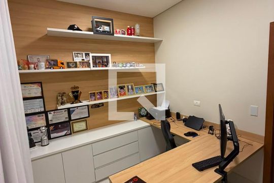 Escritório de casa de condomínio para alugar com 2 quartos, 345m² em Residencial Morada dos Lagos, Barueri