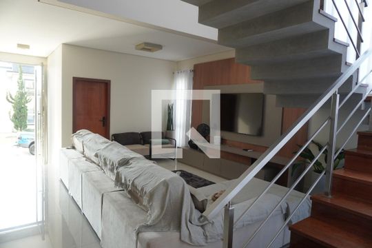 Sala de Estar de casa de condomínio para alugar com 2 quartos, 345m² em Residencial Morada dos Lagos, Barueri