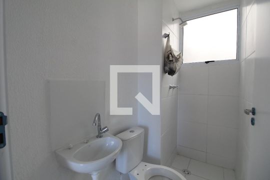 Banheiro de apartamento para alugar com 2 quartos, 42m² em Jacarepaguá, Rio de Janeiro