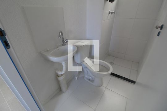 Banheiro de apartamento para alugar com 2 quartos, 42m² em Jacarepaguá, Rio de Janeiro
