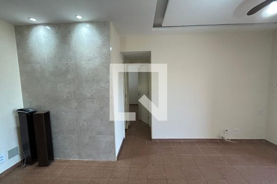 Corredor de apartamento para alugar com 2 quartos, 65m² em Todos Os Santos, Rio de Janeiro