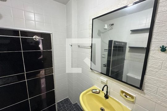 Banheiro de apartamento para alugar com 1 quarto, 38m² em Centro, São Vicente