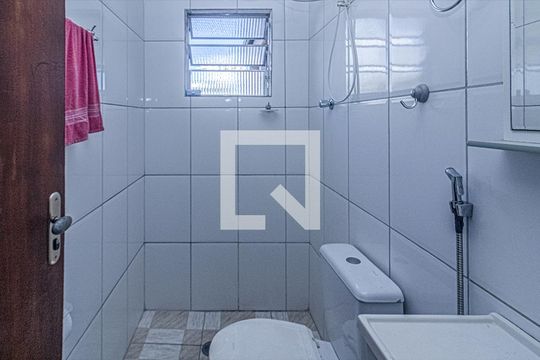 banheiro social_2 de casa para alugar com 1 quarto, 53m² em Vila Santo Estefano, São Paulo