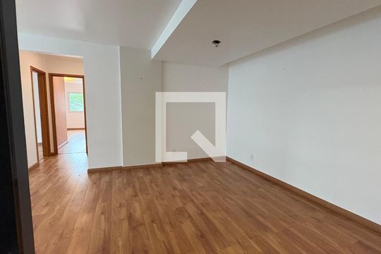 Sala de apartamento para alugar com 2 quartos, 72m² em Valparaíso, Petrópolis