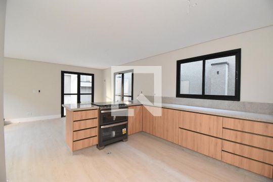 Sala e cozinha de casa de condomínio para alugar com 3 quartos, 180m² em Bacacheri, Curitiba