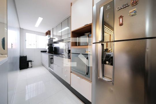 Sala/Cozinha de casa de condomínio à venda com 2 quartos, 92m² em Vila Frugoli, São Paulo
