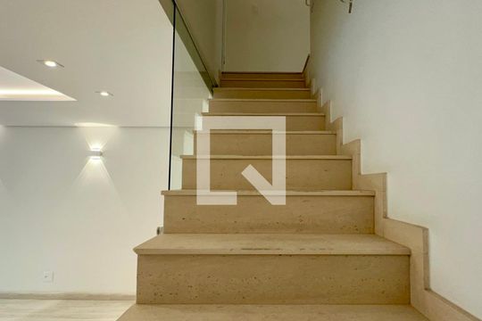Escada de casa à venda com 3 quartos, 180m² em Vila Clementino, São Paulo