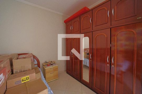Quarto 2 de casa para alugar com 2 quartos, 80m² em Vila Marieta, São Paulo