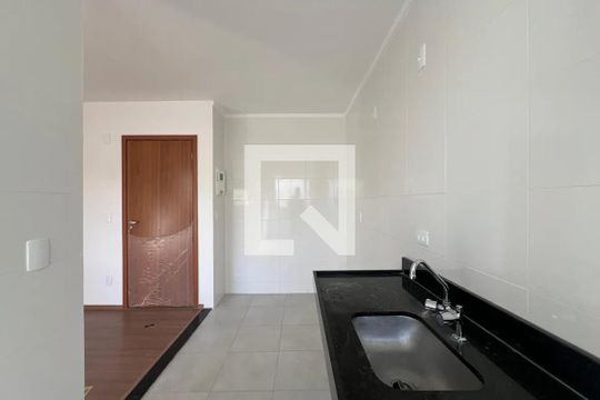 Cozinha de apartamento para alugar com 2 quartos, 50m² em Braúnas, Belo Horizonte