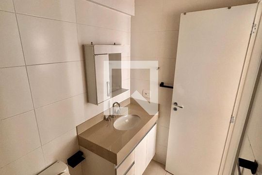 Banheiro suíte  de apartamento para alugar com 1 quarto, 49m² em Alphaville Industrial, Barueri