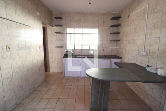 Cozinha de casa para alugar com 2 quartos, 150m² em Jaraguá, Uberlândia