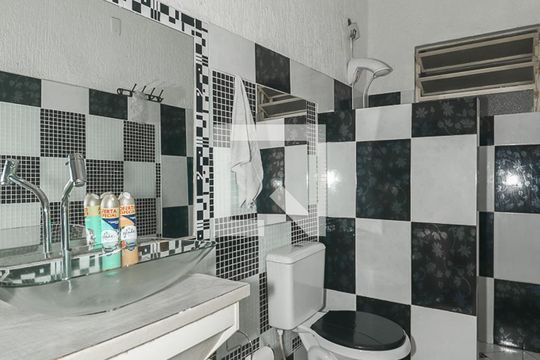 Banheiro de apartamento à venda com 2 quartos, 72m² em Floresta, Porto Alegre