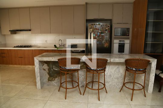 Detalhe da Sala e Cozinha de apartamento para alugar com 4 quartos, 227m² em Setor Marista, Goiânia