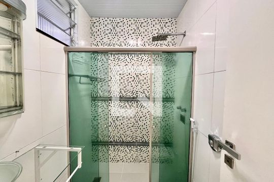 Banheiro  de apartamento para alugar com 1 quarto, 44m² em Copacabana, Rio de Janeiro