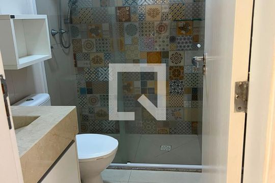 Banheiro de apartamento para alugar com 2 quartos, 63m² em Pinheirinho, Curitiba