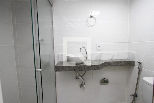 Banheiro de kitnet/studio para alugar com 1 quarto, 30m² em Sagrada Família, Belo Horizonte