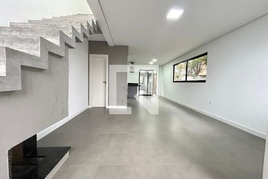 Sala  de casa para alugar com 2 quartos, 150m² em Rio Tavares, Florianópolis