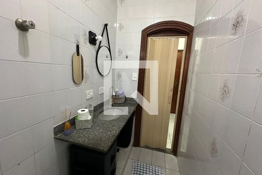 Banheiro de apartamento para alugar com 1 quarto, 50m² em Itararé, São Vicente