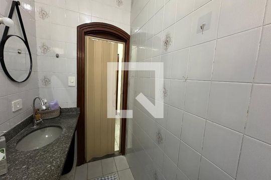 Banheiro de apartamento para alugar com 1 quarto, 50m² em Itararé, São Vicente