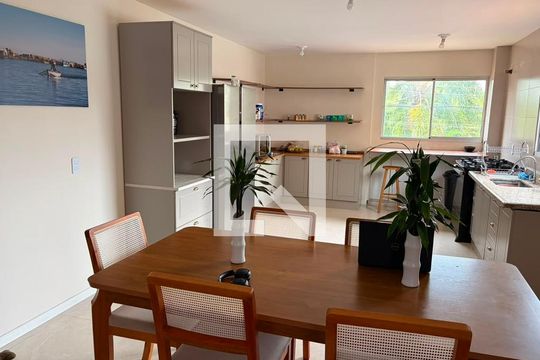 Sala de casa de condomínio para alugar com 3 quartos, 180m² em Vila Oliveira, Mogi das Cruzes