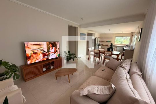 Sala de casa de condomínio para alugar com 3 quartos, 180m² em Vila Oliveira, Mogi das Cruzes
