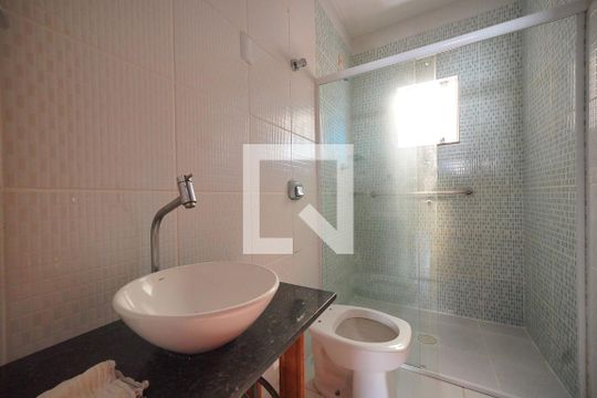 Banheiro de casa para alugar com 2 quartos, 75m² em Real Parque, São José