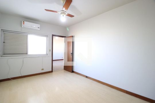 Quarto 1 de apartamento para alugar com 3 quartos, 230m² em Saraiva, Uberlândia