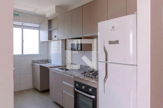 Sala/cozinha de apartamento para alugar com 1 quarto, 48m² em Cabral, Contagem